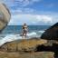 Explorando as enormes pedras no canto direito da praia da Tainha, em Bombinhas, litoral de Santa Catarina